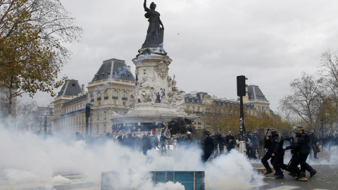 Nubes de gas lacrimógeno llenan el aire mientras los manifestantes se enfrentan con la policía francesa antidisturbios ​​en la Plaza de la República después de la cancelación de una marcha climático en la capital francesa, Francia. REUTERS 