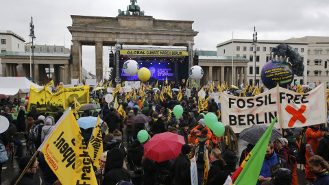 Manifestantes frente a la Puerta de Brandenburgo en Berlín, Alemania. REUTERS / Fabrizio Bensch