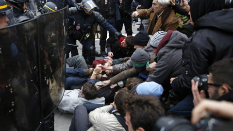 Los antidisturbios obligan a unos manifestantes a permanecer sentados en París. /AFP