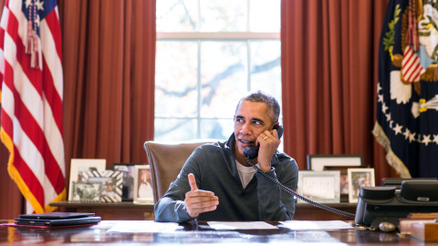 Obama hablando por teléfono desde el Despacho Oval el día de Acción de Gracias. /REUTERS