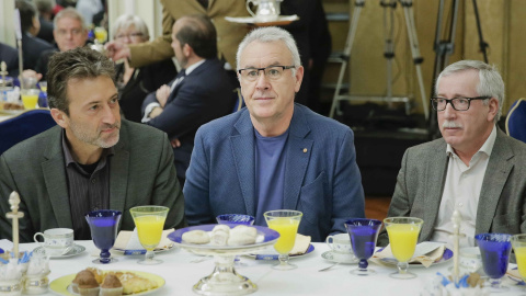 El coordinador general de IU, Cayo Lara (c), Mauricio Valiente (i), excandidato de IU al Ayuntamiento de Madrid y tercer teniente de alcalde de Manuela Carmena y el secretario general de CCOO, Ignacio Fernández Toxo, entre los asistentes al