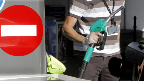 Un conductor reposta en una gasolinera de Madrid. EFE