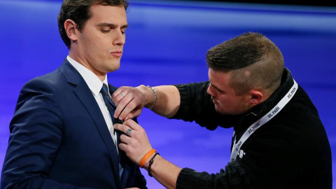 El líder de Ciudadanos (C's), Albert Rivera, preparándose para su intervención en el debate a tres de 'El País'. EFE