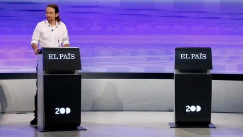 El candidato de Podemos a la Presidencia del Gobierno, Pablo Iglesias, momentos antes del inicio del debate digital con los candidatos de Ciudadanos, Albert Rivera, y PSOE, Pedro Sánchez, organizado por el periódico El País, esta tarde en M