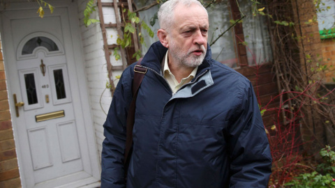 Jeremy Corbyn abandona su casa de Londres, este martes. REUTERS/Neil Hall