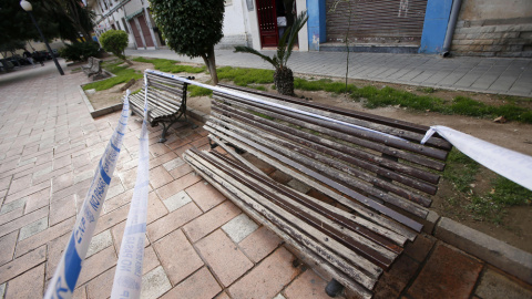 Vista del banco donde ha muerto un hombre de edad avanzada  en Alicante al caerle encima una mujer que se precipitó desde un balcón, quien ha sido trasladada a un hospital al resultar herida. EFE/Manuel Lorenzo