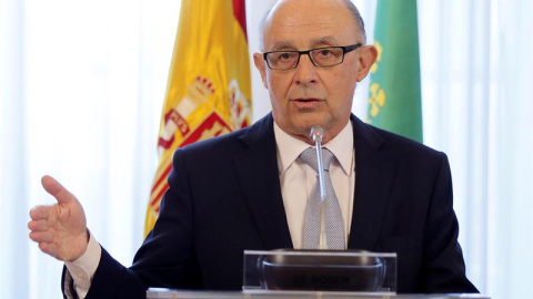 El ministro de Hacienda y Administraciones Públicas, Cristóbal Montoro, pronuncia unas palabras durante el acto de firma de un protocolo entre el Estado y Extremadura, para la financiación de futuros proyectos de inversión hasta 2018. EFE/F