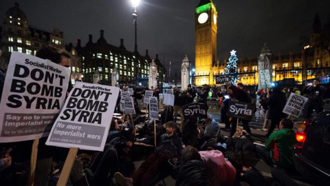 Manifestantes protestan contra los ataques aéreos en Siria frente al Parlamento en Londres (Reino Unido).