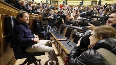 El líder de Podemos, Pablo Iglesias, sentado en el hemiciclo del Congreso de los Diputados, con motivo de la jornada de puertas abiertas a la ciudadanía celebrada en Madrid.- EFE