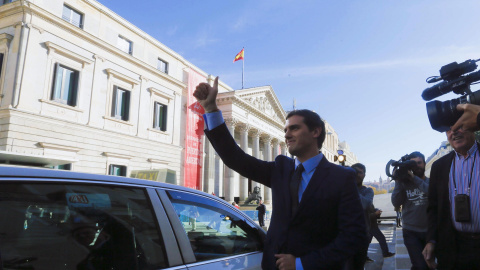 El candidato de Ciudadanos a presidente del Gobierno, Albert Rivera, a su llegada a las XIX jornadas de puertas abiertas del Congreso de los Diputados. EFE/Fernando Alvarado