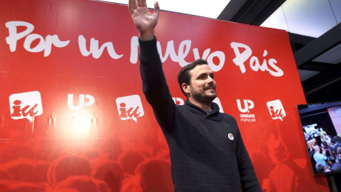 El candidato de IU-Unidad Popular, Alberto Garzón, a su llegada al acto previo al inicio de la campaña electoral que la coalición de izquierdas celebra esta noche en Madrid. EFE / Kiko Huesca.