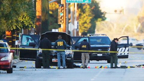 La Policía investiga el vehículo en el que los atacantes fueron abatidos. REUTERS/Mike Blake