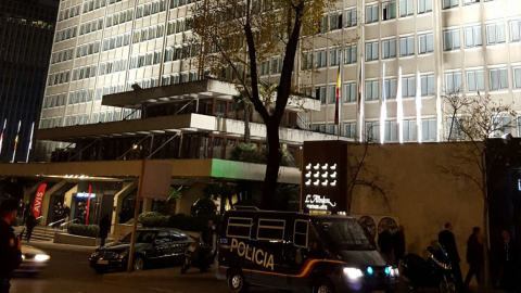 Agentes de la Policía Nacional vigilan la entrada al hotel Meliá Castilla. / Foro por la Memoria Comunidad de Madrid.