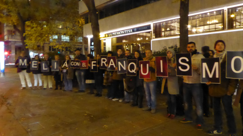 Miembros de la Federación Estatal de Foros por la Memoria se manifiestan a las puertas del hotel Meliá Castilla. D. Narváez.