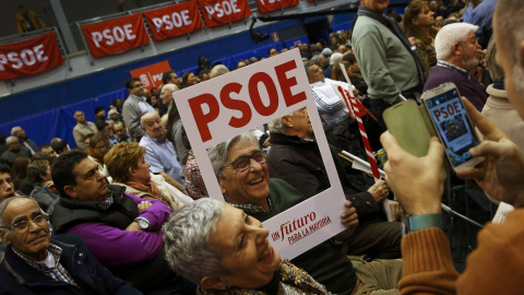 Simpatizantes del PSOE inician la campaña electoral.- REUTERS.