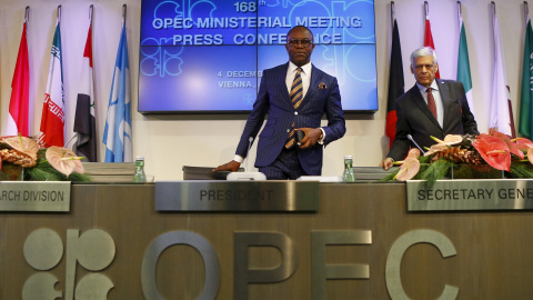 El ministro del Petróleo de Nigeria y presidente de la OPEP, Emmanuel Ibe Kachikwu, junto al secretario general del cártel, Abdullah al-Badri, tras la reunión de la cumbre de los países productores de petróleo. REUTERS/Heinz-Peter Bader