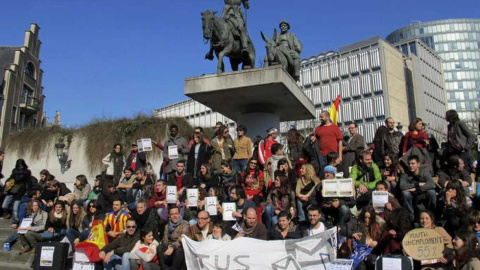 Foto de archivo de unos jóvenes españoles en una manifestación en Bruselas.- EFE/Lara Malvesí