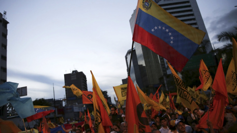 Los ciudadanos apoyan a la oposición del Gobierno venezolano durante la campaña electoral. Caracas, Venezuela. REUTERS/Nacho Doce