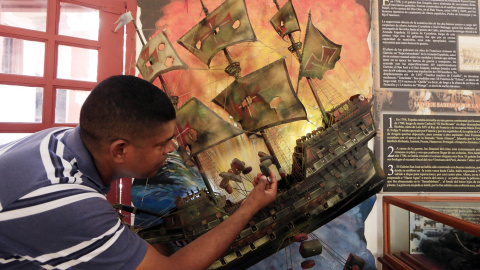 Un turista observa una réplica del Galeón San José. EFE/RICARDO MALDONADO