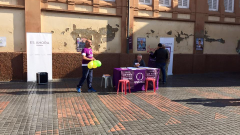 Imagen del puesto de campaña electoral de Podemos en Melilla. FACEBOOK