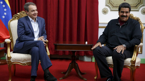 Nicolás Maduro y José Luis Rodríguez Zapatero se reunieron en el Palacio de Miraflores (Caracas), un día antes de las elecciones que se celebran este domingo. REUTERS/Carlos Garcia Rawlins