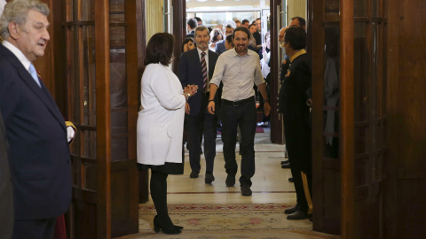 El líder de Podemos y candidato a la Presidencia del Congreso, Pablo Iglesias, y el ex JEMAD y número dos de la formación por Zaragoza, Julio Rodríguez, a su llegada a la recepción celebrada en Madrid con motivo del XXXVII aniversario de la