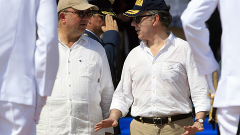 El presidente de Colombia, Juan Manuel Santos, camina junto a su ministro de Defensa, Luis Carlos Villegas, tras la rueda de prensa en Cartagena (Colombia) en la que anunció el  hallazgo del galeón San José en el caribe colombiano. EFE/RICA