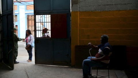 Un hombre espera sentado en el interior de un colegio electoral en Caracas, Venezuela. REUTERS/Nacho Doce