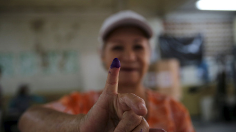 Una mujer muestra su huella dactilar después de votar, en Caracas. REUTERS/Nacho Doce