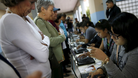 Un grupo de ciudadanos venezolanos se registran antes de votar en las elecciones de Venezuela. REUTERS/Carlos Garcia Rawlins