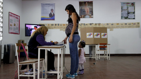 Una mujer registra su huella dactilar antes de votar en Caracas durante las elecciones en Venezuela. REUTERS/Carlos Garcia Rawlins