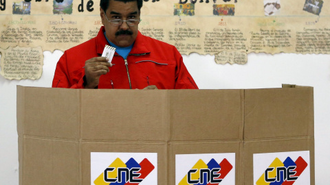 El Presidente de Venezuela, Nicolás Maduro, vota en un colegio electoral en Caracas. REUTERS/Carlos Garcia Rawlins