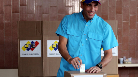 El líder de la oposición venezolana Henrique Capriles votando en Caracas. REUTERS/Nacho Doce