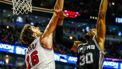 Pau Gasol, con los Bulls, ante David West, de San Antonio Spurs. EFE/TANNEN MAURY