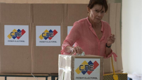 Una mujer vota pacíficamente en un colegio electoral en Caracas, Venezuela. EFE/MANAURE QUINTERO