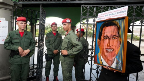 Un grupo de militares venezolanos vigila la entrada a un centro de votación  en la ciudad de Caracas (Venezuela). EFE/MIGUEL GUTIÉRREZ