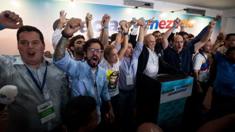 Miembros de la coalición opositora Mesa de Unidad Democrática Celebran la victoria en la ciudad de Caracas (Venezuela)./ EFE