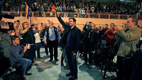 El candidato a la Presidencia del Gobierno por Izquierda Unida (IU), Alberto Garzón, hoy a su llegada al mitín junto a los candidatos por la circunscripción de Alicante. EFE/MORELL