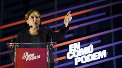 La alcaldesa de Barcelona, Ada Colau, durante su intervención en el acto electoral que "Podemos" ha celebrado esta tarde en la localidad barcelonesa de L'Hospitalet de Llobregat. EFE / Alejandro García.