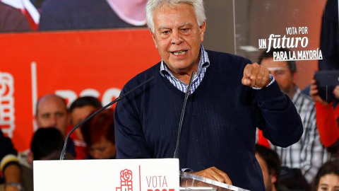 El expresidente del Gobierno Felipe González durante el acto de campaña del PSOE que ha tenido lugar esta noche en el Polideportivo Valdebernardo en Madrid. EFE/J.P.Gandul