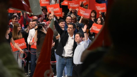 El presidente de Castilla-La Mancha y secretario general del PSOE en la región, Emiliano García-Page, junto al candidato socialista a presidir el Gobierno, Pedro Sánchez. EP