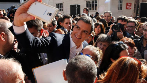 Pedro Sánchez se hace un selfie con simpatizantes en el acto que ha tenido en Callao. /EFE