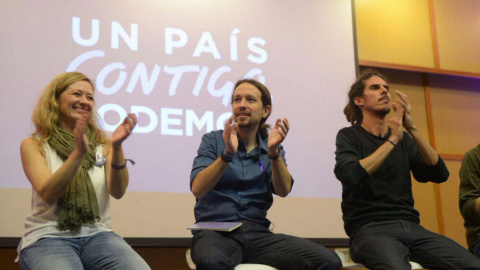 Pablo Iglesias junto a Victoria Rosell y Alberto Rodríguez en el acto en la universidad en Tenerife.