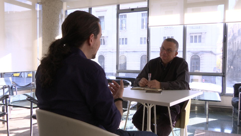 Pablo Iglesias junto a Marià Delàs durante un momento de la entrevista con Público. /PÚBLICO