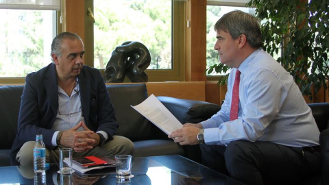 Miguel Cardenal, presidente del CSD, charla con José Luis Sáez, presidente de la FEB. EUROPA PRESS