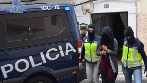 La policía detiene en Pájara a la joven acusada de pertenecer al Estado Islámico. / EFE