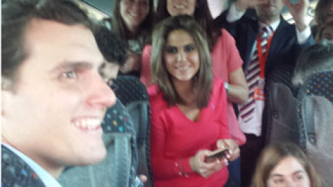 Albert Rivera, con periodistas de varios medios de comunicación, en el bus de campaña que los trasladó a todos desde Toledo hasta Madrid.