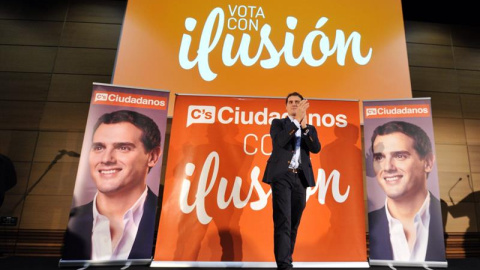 El candidato de Ciudadanos a la Presidencia del Gobierno, Albert Rivera (c), durante su intervención en un acto electoral celebrado hoy en Toledo. EFE/Ismael Herrero