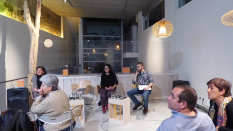 Cote Romero, Nuria del Viso y José Beliver durante el coloquio 'Un mundo frágil ante el cambio climático'. P.A.C/PÚBLICO