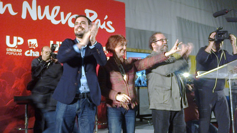 Alberto Garzón, con el número uno y dos de la candidatura por Zaragoza: Rosa Magallón (IU) y Chesús Yuste (Chunta).